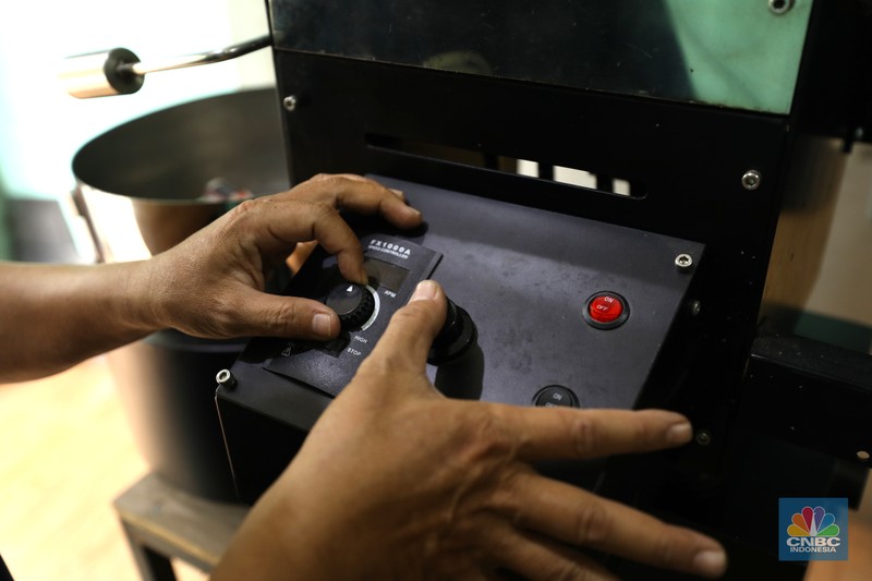 Pekerja menyelesaikan proses pembuatan mesin sangrai kopi Minicaff Roaster di Pinang, Kota Tangerang, Banten, Rabu (15/6/2022). (CNBC Indonesia/ Tri Susilo)