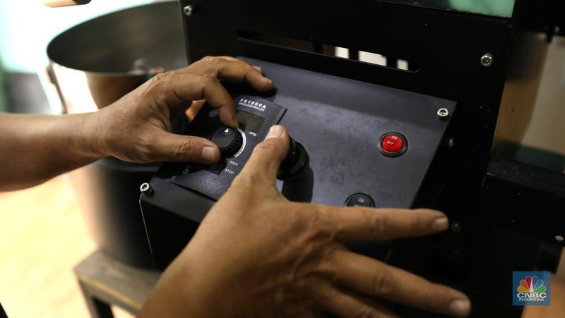 Pekerja menyelesaikan proses pembuatan mesin sangrai kopi Minicaff Roaster di Pinang, Kota Tangerang, Banten, Rabu (15/6/2022). (CNBC Indonesia/ Tri Susilo)