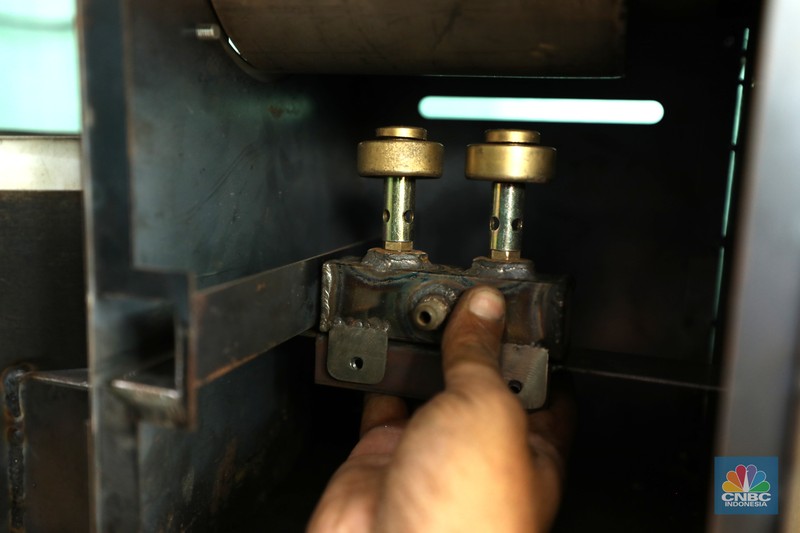 Pekerja menyelesaikan proses pembuatan mesin sangrai kopi Minicaff Roaster di Pinang, Kota Tangerang, Banten, Rabu (15/6/2022). (CNBC Indonesia/ Tri Susilo)
