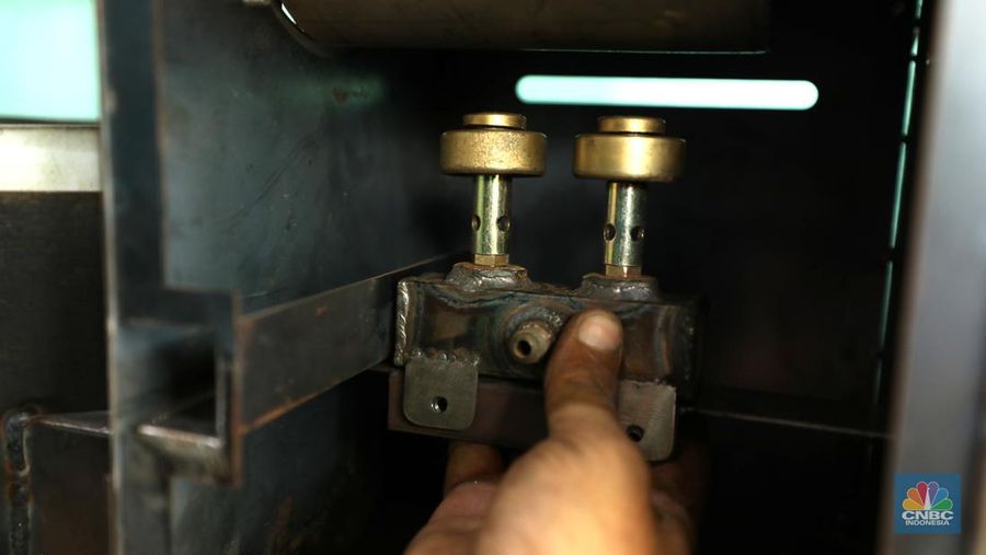 Pekerja menyelesaikan proses pembuatan mesin sangrai kopi Minicaff Roaster di Pinang, Kota Tangerang, Banten, Rabu (15/6/2022). (CNBC Indonesia/ Tri Susilo)