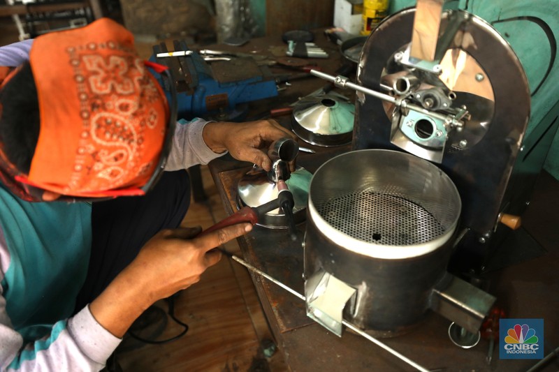 Pembuatan sangrai kopi Minicaff Roaster Pekerja menyelesaikan proses pembuatan mesin sangrai kopi Minicaff Roaster di Pinang, Kota Tangerang, Banten, Rabu (15/6/2022). (CNBC Indonesia/ Tri Susilo)