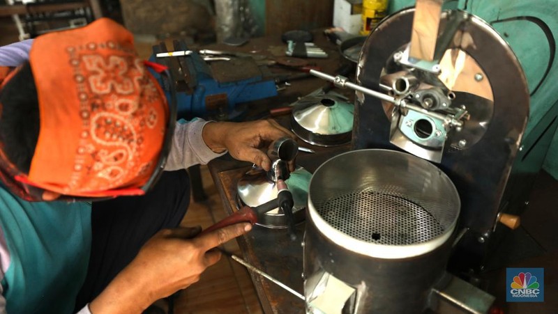 Pekerja menyelesaikan proses pembuatan mesin sangrai kopi Minicaff Roaster di Pinang, Kota Tangerang, Banten, Rabu (15/6/2022). (CNBC Indonesia/ Tri Susilo)