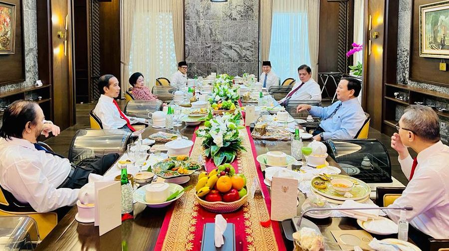 Persiden Joko Widodo makan siang bersama para ketua umum partai di Istana Kepresidenan Jakarta, Rabu (15/6/2022). Presiden menerima kehadiran para ketua umum parpol tersebut jelang pelantikan sejumlah menteri dan wakil menteri di Istana Negara. (Foto: Laily Rachev - Biro Pers Sekretariat Presiden)
