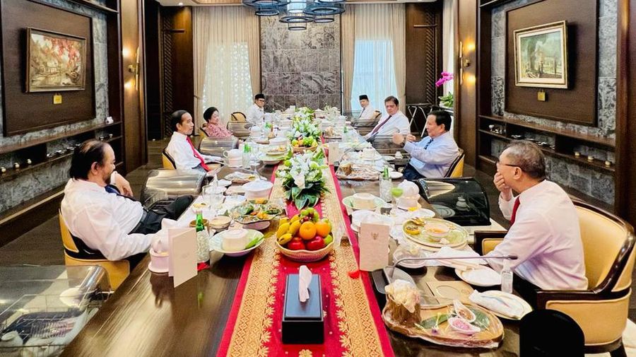 Persiden Joko Widodo makan siang bersama para ketua umum partai Persiden Joko Widodo makan siang bersama para ketua umum partai di Istana Kepresidenan Jakarta, Rabu (15/6/2022). Presiden menerima kehadiran para ketua umum parpol tersebut jelang pelantikan sejumlah menteri dan wakil menteri di Istana Negara. (Foto: Laily Rachev - Biro Pers Sekretariat Presiden)