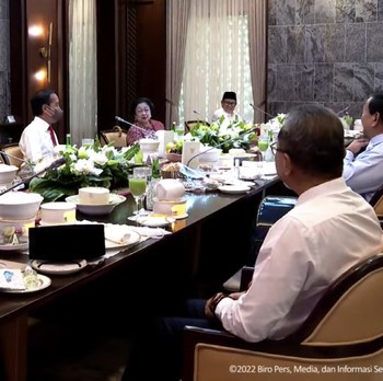 Momen Jokowi Makan Siang Bareng Prabowo-Mega Jelang Reshuffle