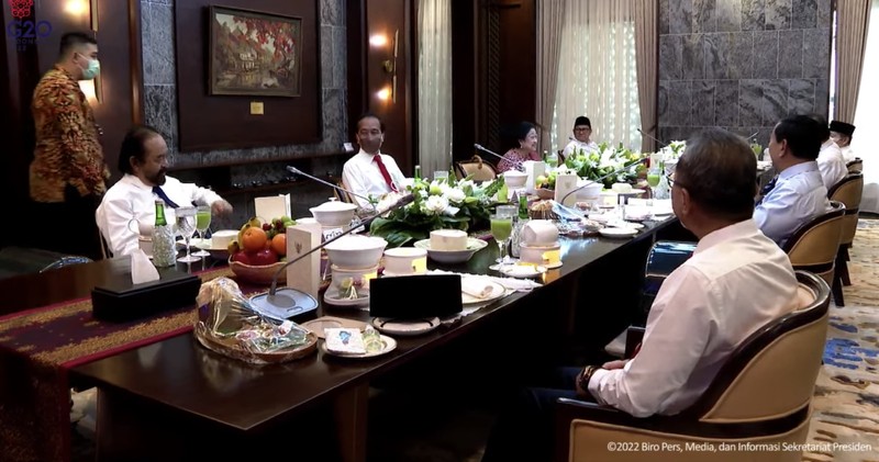 Persiden Joko Widodo makan siang bersama para ketua umum partai koalisinya Persiden Joko Widodo makan siang bersama para ketua umum partai koalisinya di Istana Kepresidenan Jakarta. (Tagkapan Layar Youtube Sekretariat Presiden)