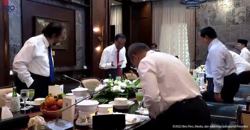 Persiden Joko Widodo makan siang bersama para ketua umum partai koalisinya Persiden Joko Widodo makan siang bersama para ketua umum partai koalisinya di Istana Kepresidenan Jakarta. (Tagkapan Layar Youtube Sekretariat Presiden)