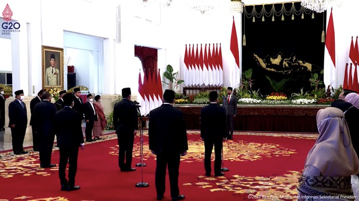 Presiden Joko Widodo Melantik Menteri dan Wamen Baru Kabinet Indonesia Maju, Istana Jakarta, 15 Juni 2022. (Tangkapan Layar Youtube Sekretariat Presiden) Presiden Joko Widodo Melantik Menteri dan Wamen Baru Kabinet Indonesia Maju, Istana Jakarta, 15 Juni 2022. (Tangkapan Layar Youtube Sekretariat Presiden)