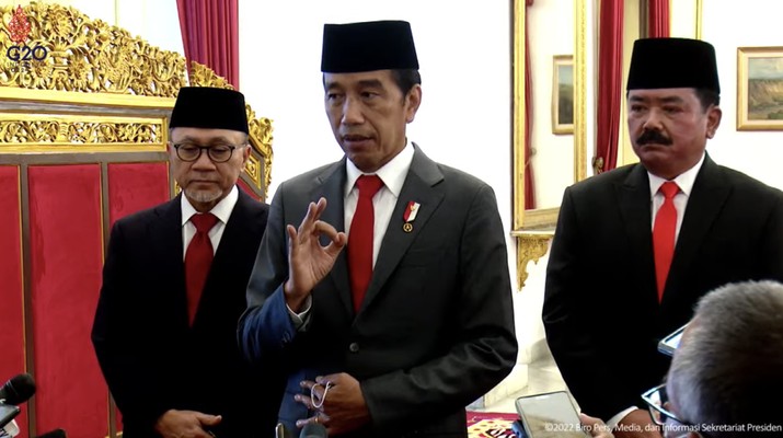 Presiden Joko Widodo Memberikan Keterangan Pers Usai Melantik Menteri dan Wamen Baru Kabinet Indonesia Maju, Istana Jakarta, 15 Juni 2022. (Tangkapan Layar Youtube Sekretariat Presiden)