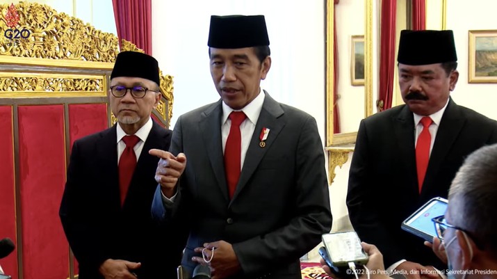 Presiden Joko Widodo Memberikan Keterangan Pers Usai Melantik Menteri dan Wamen Baru Kabinet Indonesia Maju, Istana Jakarta, 15 Juni 2022. (Tangkapan Layar Youtube Sekretariat Presiden)