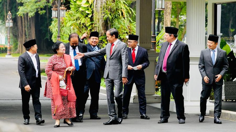 Saat Presiden Joko Widodo berjalan kaki bersama Ketua Umum PDIP Megawati Soekarnoputri, Ketua Umum Partai Gerindra Prabowo Subianto, Ketua Umum Partai Golkar Airlangga Hartarto, Ketua Umum PKB Muhaimin Iskandar, Ketua Umum Partai Nasdem Surya Paloh, Ketua Umum PAN Zulkifli Hasan, dan Ketua Umum PPP Suharso Monoarfa menuju Istana Negara untuk menghadiri pelantikan menteri dan wakil menteri. (Foto: Laily Rachev - Biro Pers Sekretariat Presiden)
