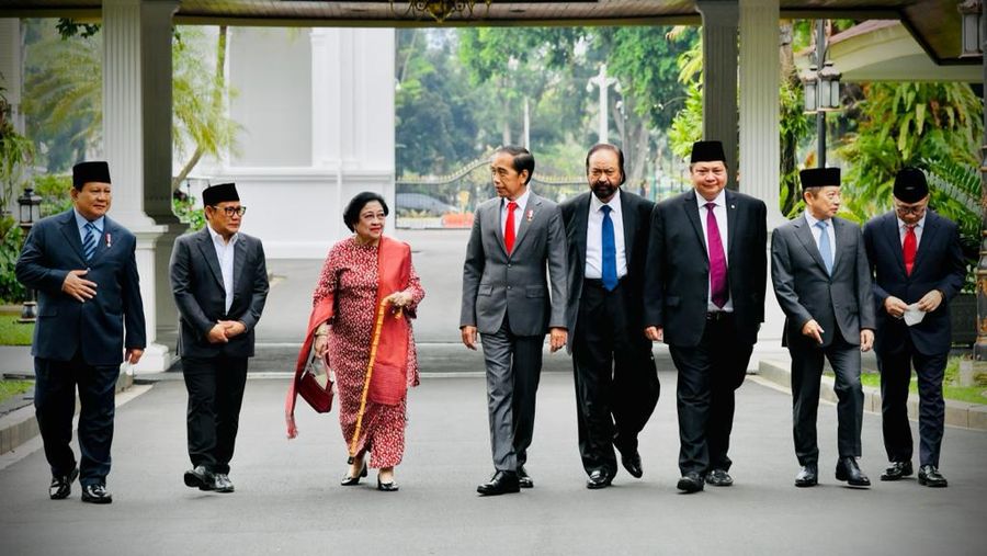 Saat Presiden Joko Widodo berjalan kaki bersama Ketua Umum PDIP Megawati Soekarnoputri, Ketua Umum Partai Gerindra Prabowo Subianto, Ketua Umum Partai Golkar Airlangga Hartarto, Ketua Umum PKB Muhaimin Iskandar, Ketua Umum Partai Nasdem Surya Paloh, Ketua Umum PAN Zulkifli Hasan, dan Ketua Umum PPP Suharso Monoarfa menuju Istana Negara untuk menghadiri pelantikan menteri dan wakil menteri. (Foto: Laily Rachev - Biro Pers Sekretariat Presiden)