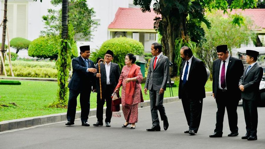 Saat Presiden Joko Widodo berjalan kaki bersama Ketua Umum PDIP Megawati Soekarnoputri, Ketua Umum Partai Gerindra Prabowo Subianto, Ketua Umum Partai Golkar Airlangga Hartarto, Ketua Umum PKB Muhaimin Iskandar, Ketua Umum Partai Nasdem Surya Paloh, Ketua Umum PAN Zulkifli Hasan, dan Ketua Umum PPP Suharso Monoarfa menuju Istana Negara untuk menghadiri pelantikan menteri dan wakil menteri. (Foto: Laily Rachev - Biro Pers Sekretariat Presiden)