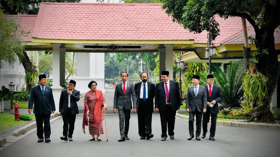 Saat Presiden Joko Widodo berjalan kaki bersama Ketua Umum PDIP Megawati Soekarnoputri, Ketua Umum Partai Gerindra Prabowo Subianto, Ketua Umum Partai Golkar Airlangga Hartarto, Ketua Umum PKB Muhaimin Iskandar, Ketua Umum Partai Nasdem Surya Paloh, Ketua Umum PAN Zulkifli Hasan, dan Ketua Umum PPP Suharso Monoarfa menuju Istana Negara untuk menghadiri pelantikan menteri dan wakil menteri. (Foto: Laily Rachev - Biro Pers Sekretariat Presiden)