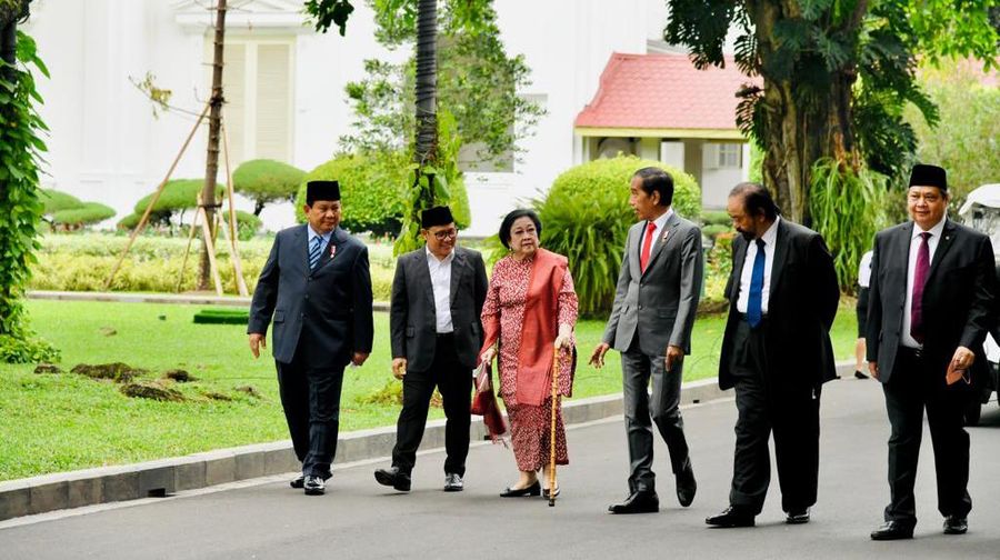 Saat Presiden Joko Widodo berjalan kaki bersama Ketua Umum PDIP Megawati Soekarnoputri, Ketua Umum Partai Gerindra Prabowo Subianto, Ketua Umum Partai Golkar Airlangga Hartarto, Ketua Umum PKB Muhaimin Iskandar, Ketua Umum Partai Nasdem Surya Paloh, Ketua Umum PAN Zulkifli Hasan, dan Ketua Umum PPP Suharso Monoarfa menuju Istana Negara untuk menghadiri pelantikan menteri dan wakil menteri. (Foto: Laily Rachev - Biro Pers Sekretariat Presiden)