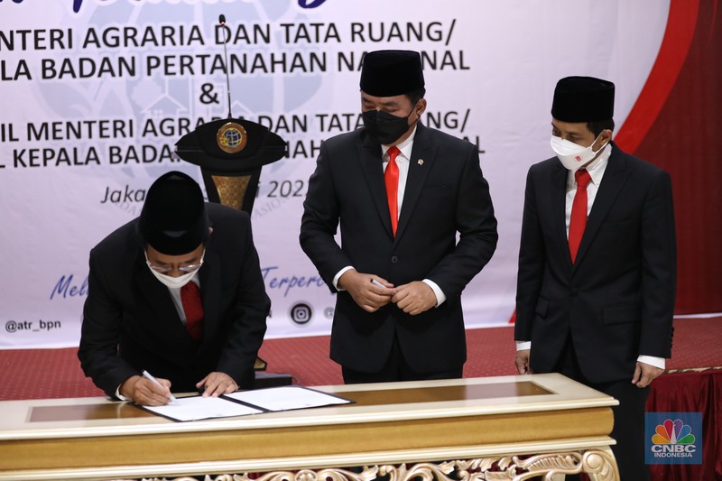 Sertijab Menteri ATR/BPN dari Sofyan Djalil ke Hadi Tjahjanto Mantan Menteri Agraria dan Tata Ruang/Kepala Badan Pertanahan Nasional (ATR/BPN), Sofyan Djalil (kiri) melakukan Serah Terima Jabatan Kepada Menteri Agraria dan Tata Ruang/Kepala Badan Pertanahan Nasional (ATR/BPN) yang baru, Hadi Tjahjanto (kanan) di Kementerian Agraria dan Tata Ruang/Badan Pertanahan Nasional (ATR/BPN), Rabu (15/6/2022). (CNBC Indonesia/ Tri Susilo)