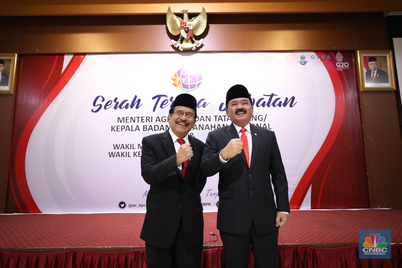 Mantan Menteri Agraria dan Tata Ruang/Kepala Badan Pertanahan Nasional (ATR/BPN), Sofyan Djalil (kiri) melakukan Serah Terima Jabatan Kepada Menteri Agraria dan Tata Ruang/Kepala Badan Pertanahan Nasional (ATR/BPN) yang baru, Hadi Tjahjanto (kanan) di Kementerian Agraria dan Tata Ruang/Badan Pertanahan Nasional (ATR/BPN), Rabu (15/6/2022). (CNBC Indonesia/ Tri Susilo)