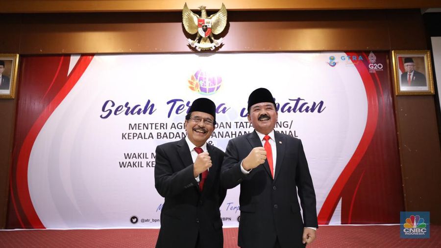 Mantan Menteri Agraria dan Tata Ruang/Kepala Badan Pertanahan Nasional (ATR/BPN), Sofyan Djalil (kiri) melakukan Serah Terima Jabatan Kepada Menteri Agraria dan Tata Ruang/Kepala Badan Pertanahan Nasional (ATR/BPN) yang baru, Hadi Tjahjanto (kanan) di Kementerian Agraria dan Tata Ruang/Badan Pertanahan Nasional (ATR/BPN), Rabu (15/6/2022). (CNBC Indonesia/ Tri Susilo)