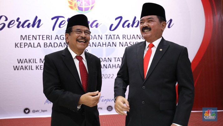 Sertijab Menteri ATR/BPN dari Sofyan Djalil ke Hadi Tjahjanto Mantan Menteri Agraria dan Tata Ruang/Kepala Badan Pertanahan Nasional (ATR/BPN), Sofyan Djalil (kiri) berfoto bersama Menteri Agraria dan Tata Ruang/Kepala Badan Pertanahan Nasional (ATR/BPN), Hadi Tjahjanto (kanan) saat serah terima jabatan di Kementerian Agraria dan Tata Ruang/Badan Pertanahan Nasional (ATR/BPN), Rabu (15/6/2022). (CNBC Indonesia/ Tri Susilo)
