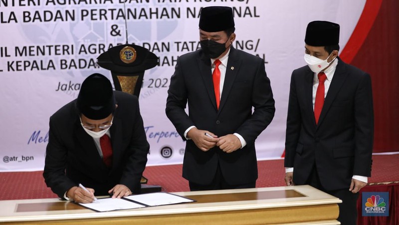 Mantan Menteri Agraria dan Tata Ruang/Kepala Badan Pertanahan Nasional (ATR/BPN), Sofyan Djalil (kiri) melakukan Serah Terima Jabatan Kepada Menteri Agraria dan Tata Ruang/Kepala Badan Pertanahan Nasional (ATR/BPN) yang baru, Hadi Tjahjanto (kanan) di Kementerian Agraria dan Tata Ruang/Badan Pertanahan Nasional (ATR/BPN), Rabu (15/6/2022). (CNBC Indonesia/ Tri Susilo)