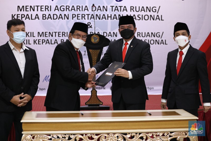 Sertijab Menteri ATR/BPN dari Sofyan Djalil ke Hadi Tjahjanto Mantan Menteri Agraria dan Tata Ruang/Kepala Badan Pertanahan Nasional (ATR/BPN), Sofyan Djalil (kiri) melakukan Serah Terima Jabatan Kepada Menteri Agraria dan Tata Ruang/Kepala Badan Pertanahan Nasional (ATR/BPN) yang baru, Hadi Tjahjanto (kanan) di Kementerian Agraria dan Tata Ruang/Badan Pertanahan Nasional (ATR/BPN), Rabu (15/6/2022). (CNBC Indonesia/ Tri Susilo)