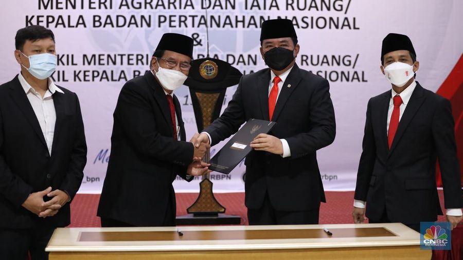 Mantan Menteri Agraria dan Tata Ruang/Kepala Badan Pertanahan Nasional (ATR/BPN), Sofyan Djalil (kiri) melakukan Serah Terima Jabatan Kepada Menteri Agraria dan Tata Ruang/Kepala Badan Pertanahan Nasional (ATR/BPN) yang baru, Hadi Tjahjanto (kanan) di Kementerian Agraria dan Tata Ruang/Badan Pertanahan Nasional (ATR/BPN), Rabu (15/6/2022). (CNBC Indonesia/ Tri Susilo)