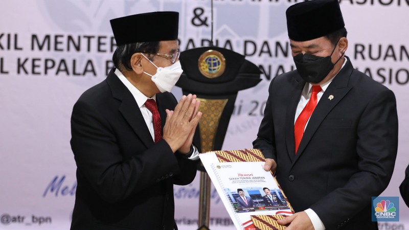 Sertijab Menteri ATR/BPN dari Sofyan Djalil ke Hadi Tjahjanto Mantan Menteri Agraria dan Tata Ruang/Kepala Badan Pertanahan Nasional (ATR/BPN), Sofyan Djalil (kiri) melakukan Serah Terima Jabatan Kepada Menteri Agraria dan Tata Ruang/Kepala Badan Pertanahan Nasional (ATR/BPN) yang baru, Hadi Tjahjanto (kanan) di Kementerian Agraria dan Tata Ruang/Badan Pertanahan Nasional (ATR/BPN), Rabu (15/6/2022). (CNBC Indonesia/ Tri Susilo)
