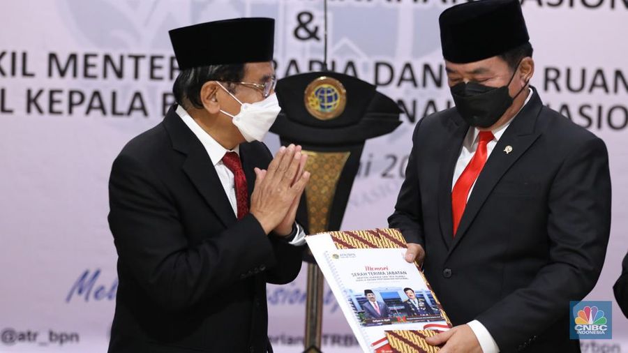 Mantan Menteri Agraria dan Tata Ruang/Kepala Badan Pertanahan Nasional (ATR/BPN), Sofyan Djalil (kiri) melakukan Serah Terima Jabatan Kepada Menteri Agraria dan Tata Ruang/Kepala Badan Pertanahan Nasional (ATR/BPN) yang baru, Hadi Tjahjanto (kanan) di Kementerian Agraria dan Tata Ruang/Badan Pertanahan Nasional (ATR/BPN), Rabu (15/6/2022). (CNBC Indonesia/ Tri Susilo)
