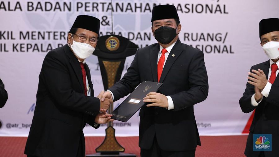 Mantan Menteri Agraria dan Tata Ruang/Kepala Badan Pertanahan Nasional (ATR/BPN), Sofyan Djalil (kiri) melakukan Serah Terima Jabatan Kepada Menteri Agraria dan Tata Ruang/Kepala Badan Pertanahan Nasional (ATR/BPN) yang baru, Hadi Tjahjanto (kanan) di Kementerian Agraria dan Tata Ruang/Badan Pertanahan Nasional (ATR/BPN), Rabu (15/6/2022). (վ/ Tri Susilo)