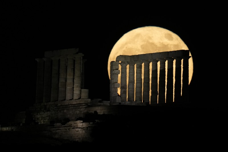 Supermoon bulan purnama stroberi di depan Patung Liberty di New York Bulan purnama yang dikenal sebagai