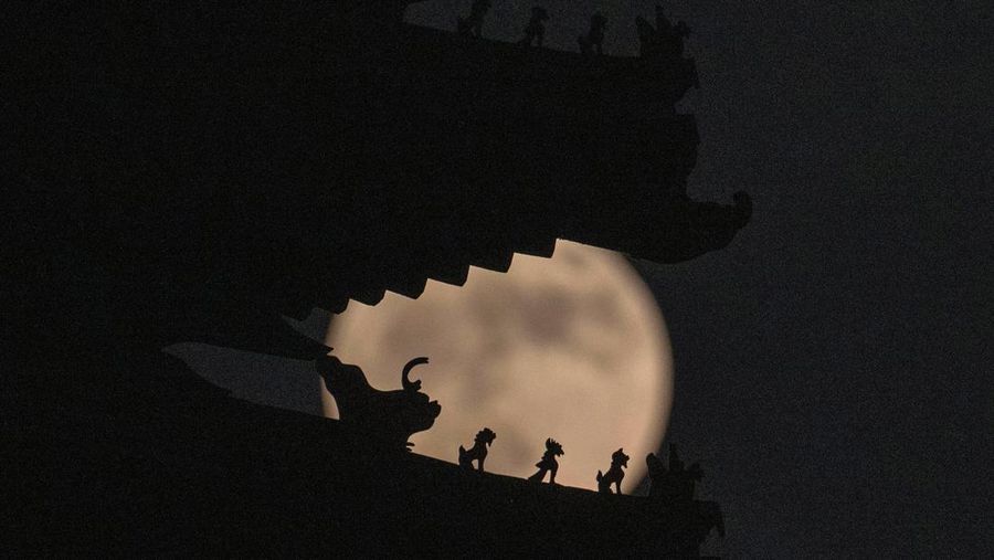 Bulan purnama yang dikenal sebagai 