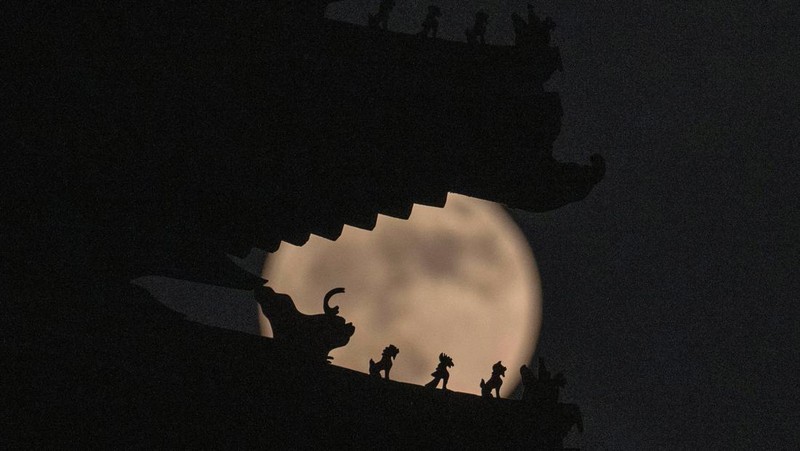 Bulan purnama yang dikenal sebagai 