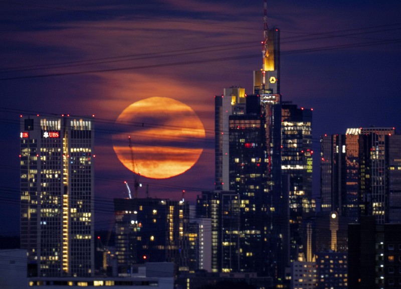 Supermoon bulan purnama stroberi di depan Patung Liberty di New York Bulan purnama yang dikenal sebagai