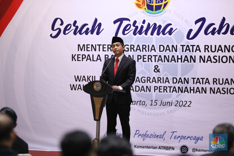 Sertijab Menteri ATR/BPN dari Sofyan Djalil ke Hadi Tjahjanto Mantan Menteri Agraria dan Tata Ruang/Kepala Badan Pertanahan Nasional (ATR/BPN), Sofyan Djalil (kiri) melakukan Serah Terima Jabatan Kepada Menteri Agraria dan Tata Ruang/Kepala Badan Pertanahan Nasional (ATR/BPN) yang baru, Hadi Tjahjanto (kanan) di Kementerian Agraria dan Tata Ruang/Badan Pertanahan Nasional (ATR/BPN), Rabu (15/6/2022). (CNBC Indonesia/ Tri Susilo)
