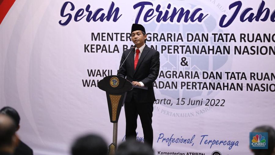 Mantan Menteri Agraria dan Tata Ruang/Kepala Badan Pertanahan Nasional (ATR/BPN), Sofyan Djalil (kiri) melakukan Serah Terima Jabatan Kepada Menteri Agraria dan Tata Ruang/Kepala Badan Pertanahan Nasional (ATR/BPN) yang baru, Hadi Tjahjanto (kanan) di Kementerian Agraria dan Tata Ruang/Badan Pertanahan Nasional (ATR/BPN), Rabu (15/6/2022). (CNBC Indonesia/ Tri Susilo)