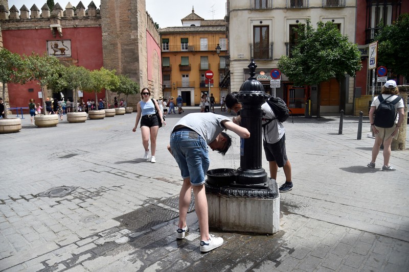 Badger, seorang pensiunan roofer berjemur di bawah sinar matahari yang brutal di Cathedral Square pada 18 Juli 2022 di Peterborough, Inggris. (Getty Images/Martin Pope)