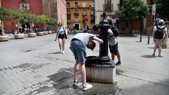 Gelombang Suhu Panas di Spanyol Orang-orang melakukan pendinginan untuk melawan panas terik selama gelombang panas di Seville, Spanyol Senin (13/6/20222). (Photo by CRISTINA QUICLER/AFP via Getty Images)