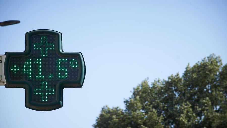 Termometer apotek menunjukan 41,5°C pada pukul 17.00 karena gelombang panas yang datang dari Afrika Utara, di Toulouse, Prancis, Rabu (15/6/2022). (Photo by Alain Pitton/NurPhoto via Getty Images)