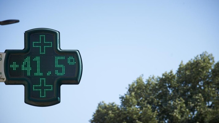 Gelombang Suhu Panas di Toulouse, Prancis Termometer apotek menunjukan 41,5°C pada pukul 17.00 karena gelombang panas yang datang dari Afrika Utara, di Toulouse, Prancis, Rabu (15/6/2022). (Photo by Alain Pitton/NurPhoto via Getty Images)