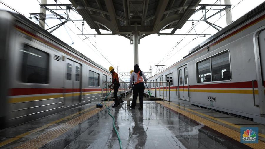Pekerja mempersiapkan stasiun kereta api Matraman sebelum uji coba di Kampung Melayu, Jatinegara, Jakarta, Kamis (16/6/2022). KAI Commuter bersama DJKA dan PT KAI Daop 1 Jakarta akan melakukan ujicoba operasional pelayanan naik dan turun pengguna KRL di Stasiun Shelter Matraman mulai Jumat (17/62022). (վ/ Tri Susilo)