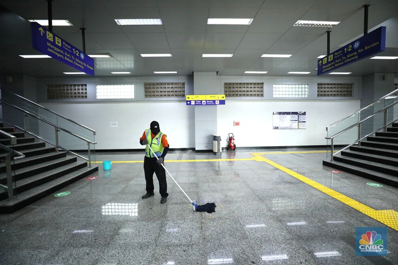 Pekerja mempersiapkan stasiun kereta api Matraman sebelum uji coba di Kampung Melayu, Jatinegara, Jakarta, Kamis (16/6/2022). KAI Commuter bersama DJKA dan PT KAI Daop 1 Jakarta akan melakukan ujicoba operasional pelayanan naik dan turun pengguna KRL di Stasiun Shelter Matraman mulai Jumat (17/62022). (CNBC Indonesia/ Tri Susilo)