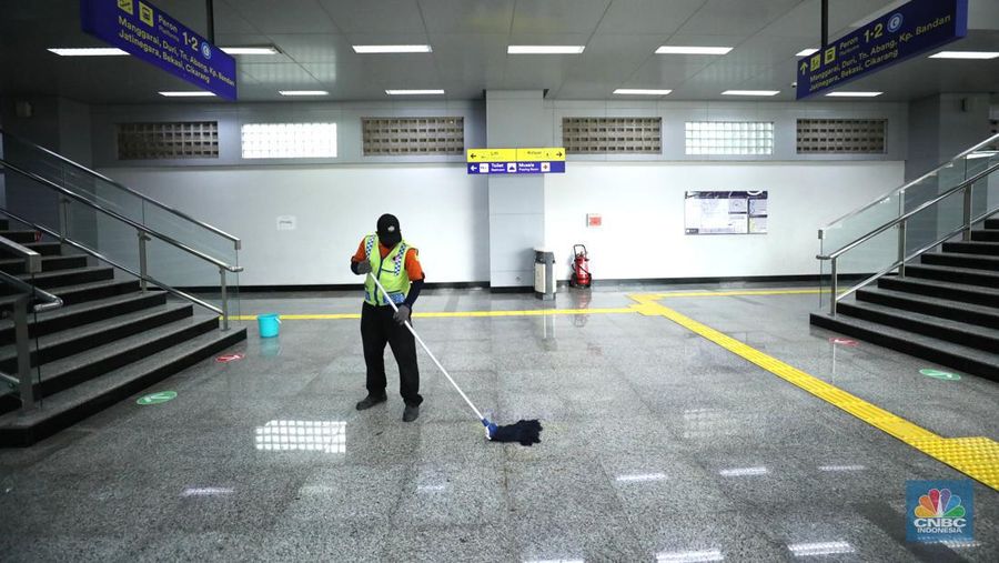 Pekerja mempersiapkan stasiun kereta api Matraman sebelum uji coba di Kampung Melayu, Jatinegara, Jakarta, Kamis (16/6/2022). KAI Commuter bersama DJKA dan PT KAI Daop 1 Jakarta akan melakukan ujicoba operasional pelayanan naik dan turun pengguna KRL di Stasiun Shelter Matraman mulai Jumat (17/62022). (CNBC Indonesia/ Tri Susilo)