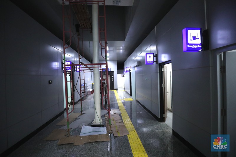Jelang Uji Coba stasiun kereta api Matraman Pekerja mempersiapkan stasiun kereta api Matraman sebelum uji coba di Kampung Melayu, Jatinegara, Jakarta, Kamis (16/6/2022). KAI Commuter bersama DJKA dan PT KAI Daop 1 Jakarta akan melakukan ujicoba operasional pelayanan naik dan turun pengguna KRL di Stasiun Shelter Matraman mulai Jumat (17/62022). (CNBC Indonesia/ Tri Susilo)