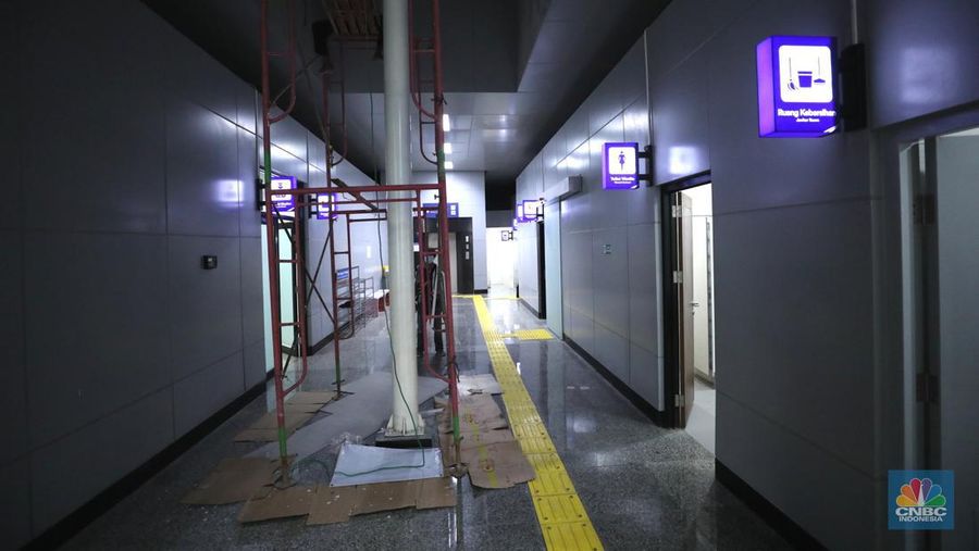 Pekerja mempersiapkan stasiun kereta api Matraman sebelum uji coba di Kampung Melayu, Jatinegara, Jakarta, Kamis (16/6/2022). KAI Commuter bersama DJKA dan PT KAI Daop 1 Jakarta akan melakukan ujicoba operasional pelayanan naik dan turun pengguna KRL di Stasiun Shelter Matraman mulai Jumat (17/62022). (CNBC Indonesia/ Tri Susilo)