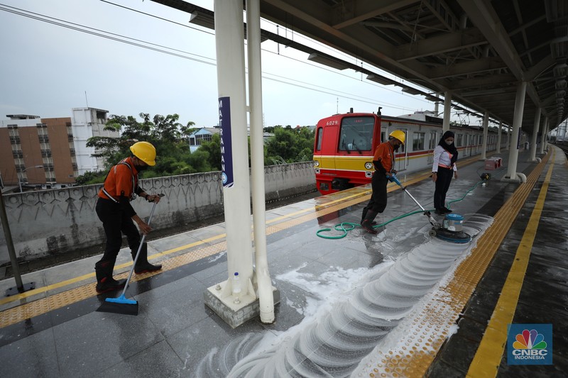 Pekerja mempersiapkan stasiun kereta api Matraman sebelum uji coba di Kampung Melayu, Jatinegara, Jakarta, Kamis (16/6/2022). KAI Commuter bersama DJKA dan PT KAI Daop 1 Jakarta akan melakukan ujicoba operasional pelayanan naik dan turun pengguna KRL di Stasiun Shelter Matraman mulai Jumat (17/62022). (CNBC Indonesia/ Tri Susilo)