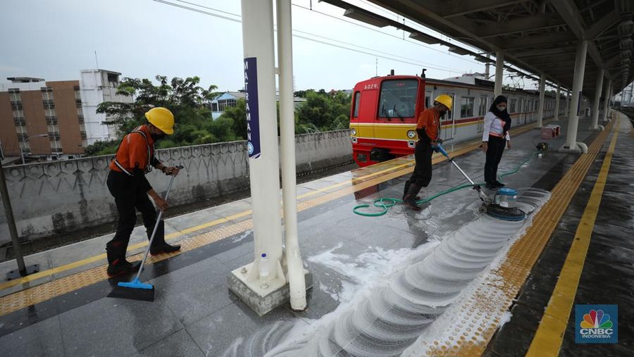 Pekerja mempersiapkan stasiun kereta api Matraman sebelum uji coba di Kampung Melayu, Jatinegara, Jakarta, Kamis (16/6/2022). KAI Commuter bersama DJKA dan PT KAI Daop 1 Jakarta akan melakukan ujicoba operasional pelayanan naik dan turun pengguna KRL di Stasiun Shelter Matraman mulai Jumat (17/62022). (CNBC Indonesia/ Tri Susilo)