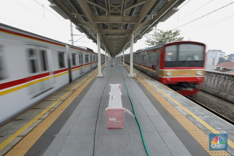 Jelang Uji Coba stasiun kereta api Matraman Pekerja mempersiapkan stasiun kereta api Matraman sebelum uji coba di Kampung Melayu, Jatinegara, Jakarta, Kamis (16/6/2022). KAI Commuter bersama DJKA dan PT KAI Daop 1 Jakarta akan melakukan ujicoba operasional pelayanan naik dan turun pengguna KRL di Stasiun Shelter Matraman mulai Jumat (17/62022). (CNBC Indonesia/ Tri Susilo)