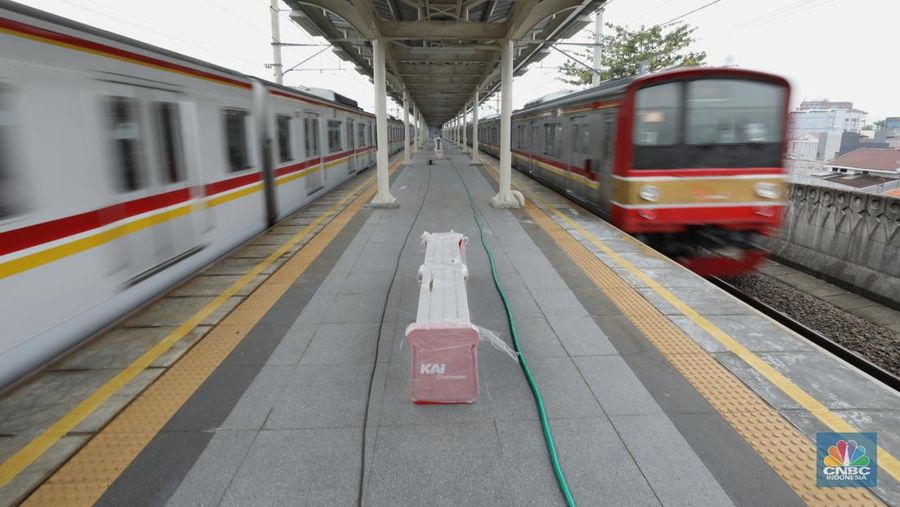 Pekerja mempersiapkan stasiun kereta api Matraman sebelum uji coba di Kampung Melayu, Jatinegara, Jakarta, Kamis (16/6/2022). KAI Commuter bersama DJKA dan PT KAI Daop 1 Jakarta akan melakukan ujicoba operasional pelayanan naik dan turun pengguna KRL di Stasiun Shelter Matraman mulai Jumat (17/62022). (CNBC Indonesia/ Tri Susilo)