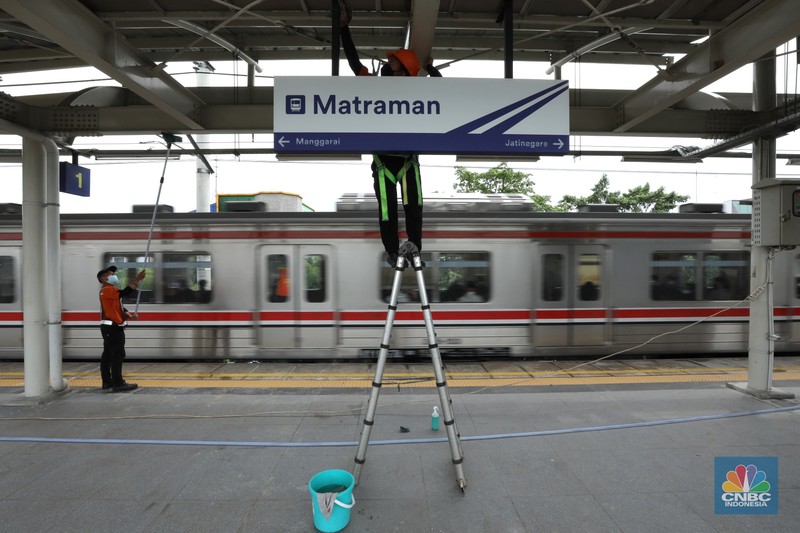 Pekerja mempersiapkan stasiun kereta api Matraman sebelum uji coba di Kampung Melayu, Jatinegara, Jakarta, Kamis (16/6/2022). KAI Commuter bersama DJKA dan PT KAI Daop 1 Jakarta akan melakukan ujicoba operasional pelayanan naik dan turun pengguna KRL di Stasiun Shelter Matraman mulai Jumat (17/62022). (CNBC Indonesia/ Tri Susilo)