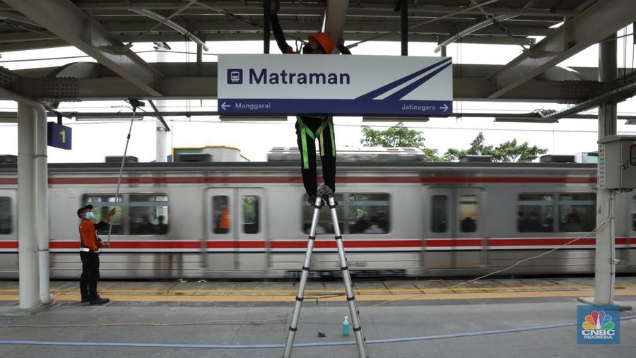 Pekerja mempersiapkan stasiun kereta api Matraman sebelum uji coba di Kampung Melayu, Jatinegara, Jakarta, Kamis (16/6/2022). KAI Commuter bersama DJKA dan PT KAI Daop 1 Jakarta akan melakukan ujicoba operasional pelayanan naik dan turun pengguna KRL di Stasiun Shelter Matraman mulai Jumat (17/62022). (CNBC Indonesia/ Tri Susilo)
